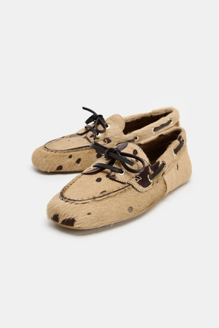 Туфли из кожи с овечьим мехом в анималистическом принте- Заказать в России