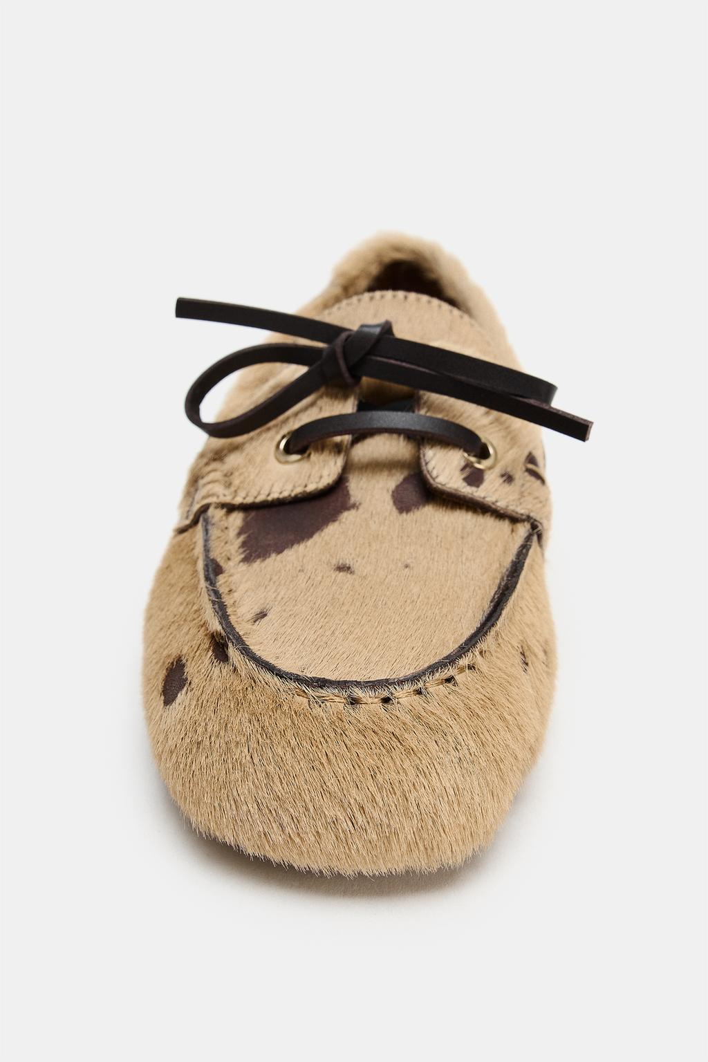 Туфли из кожи с овечьим мехом в анималистическом принте