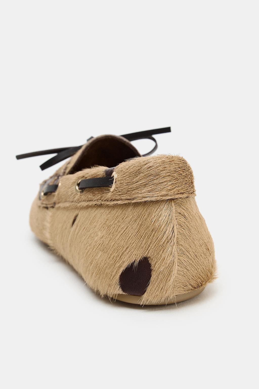 Туфли из кожи с овечьим мехом в анималистическом принте