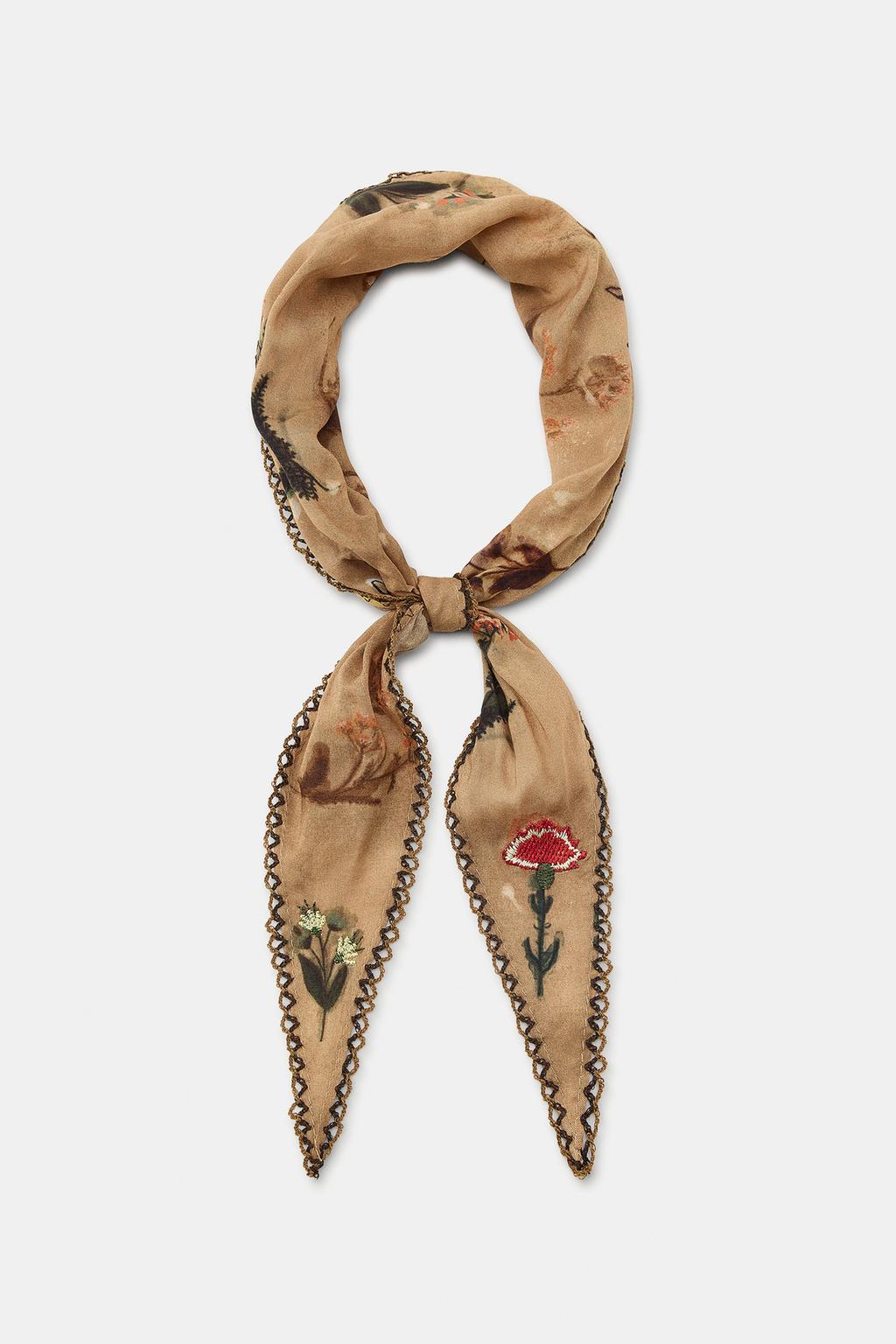 БАНДАНА С ВЫШИВКОЙ ЦВЕТОВ И КОНТРАСТНОЙ СТРОЧКОЙ