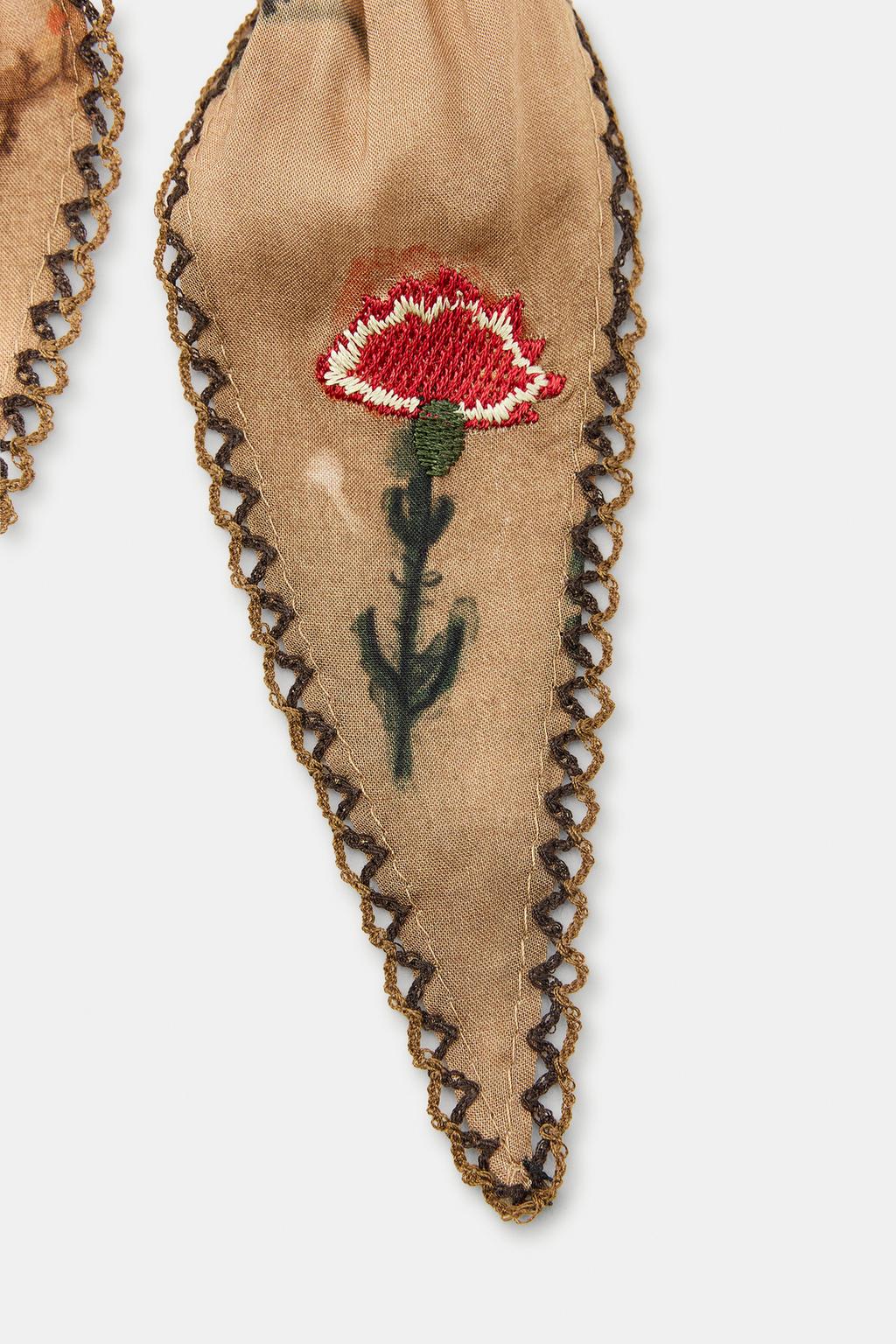 БАНДАНА С ВЫШИВКОЙ ЦВЕТОВ И КОНТРАСТНОЙ СТРОЧКОЙ