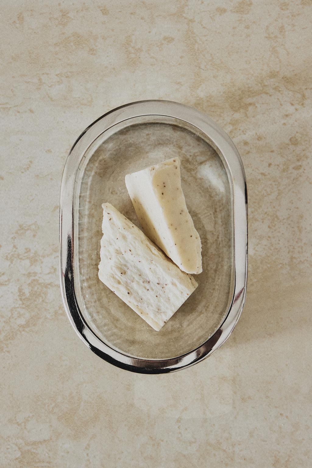 Мыльница с поднятым стеклом и металлом