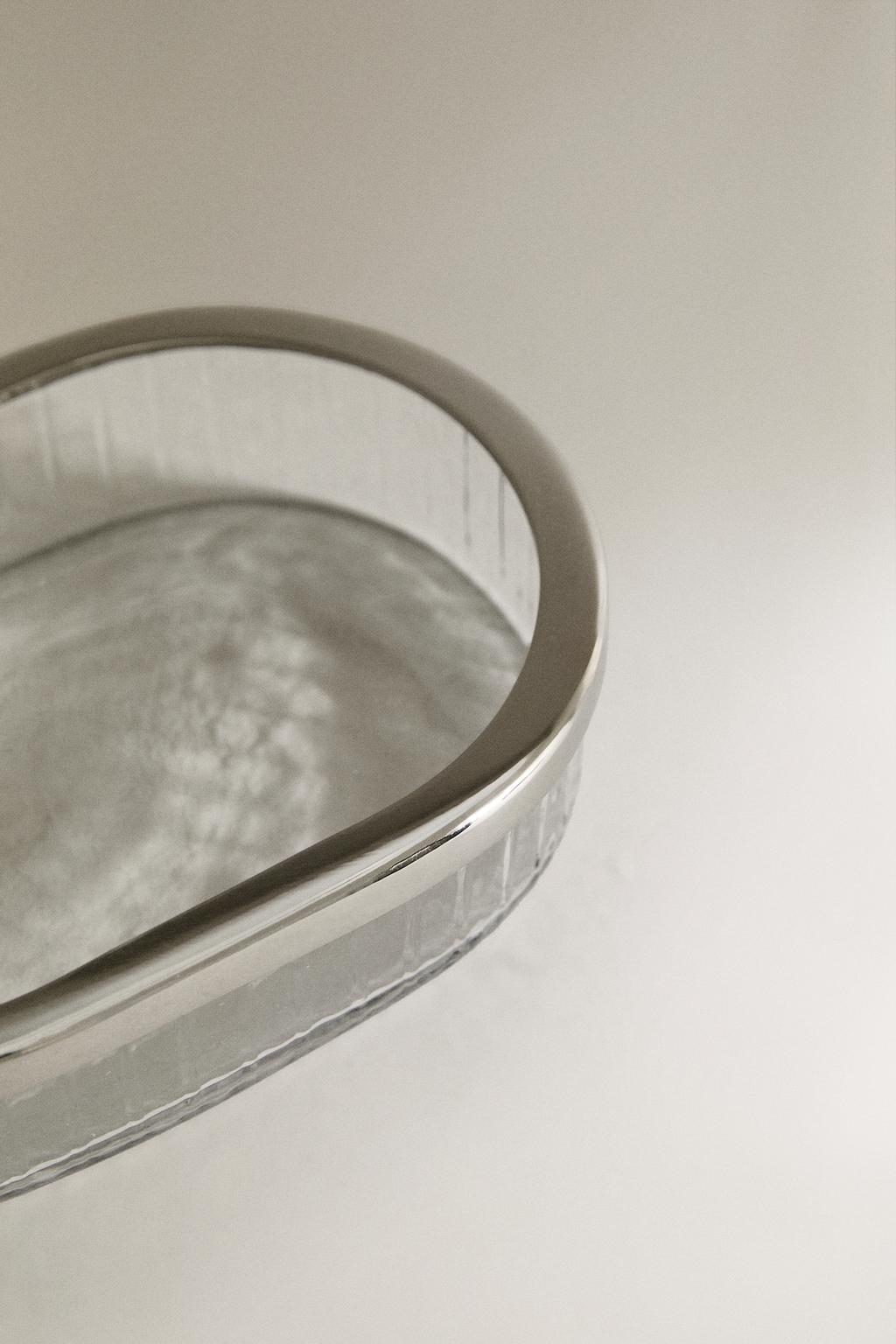 Мыльница с поднятым стеклом и металлом