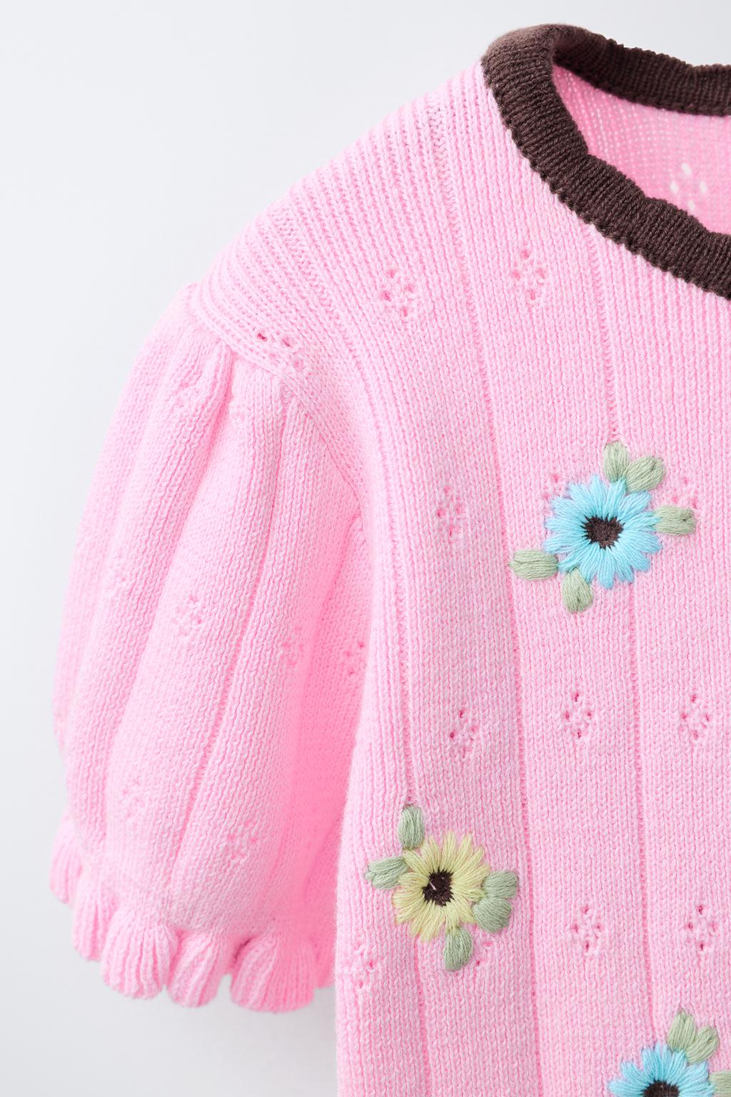 ТРИКОТАЖНЫЙ ТОП С КОНТРАСТНЫМИ ВЫШИТЫМИ ЦВЕТАМИ