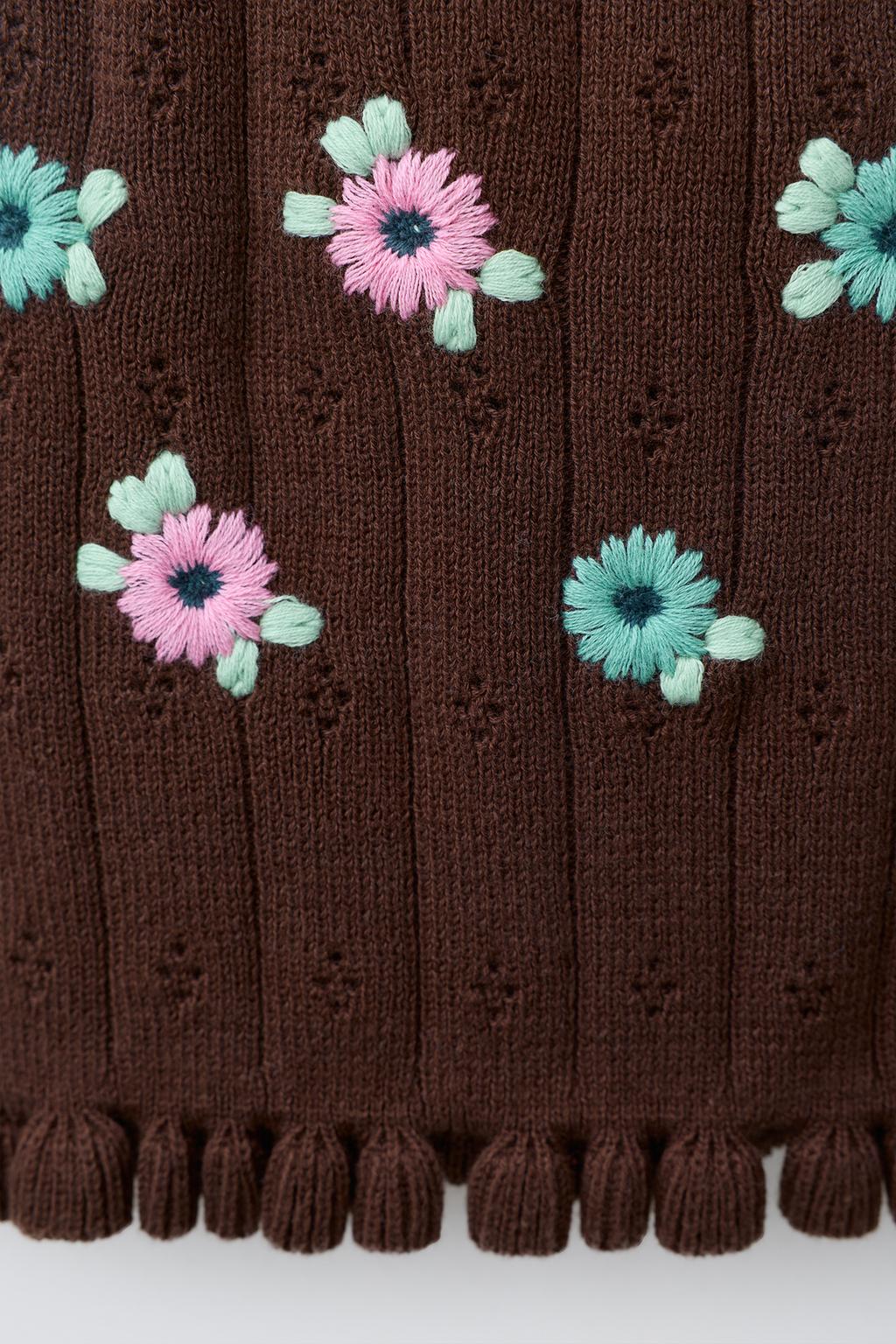 УКОРОЧЕННЫЙ ТОП С ЦВЕТОЧНОЙ ВЫШИВКОЙ