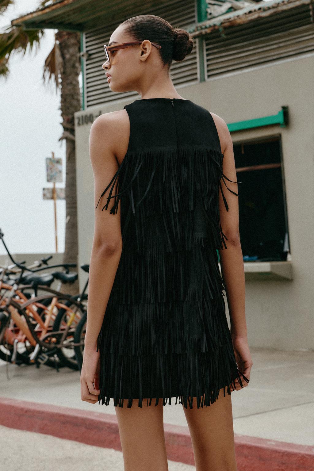 ПЛАТЬЕ ИЗ ИСКУССТВЕННОЙ ЗАМШИ С БАХРОМОЙ И ЗАКЛЕПКАМИ