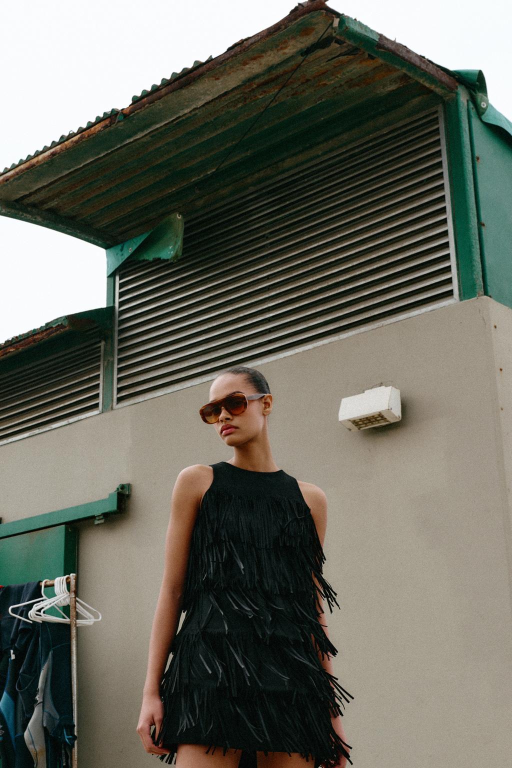 ПЛАТЬЕ ИЗ ИСКУССТВЕННОЙ ЗАМШИ С БАХРОМОЙ И ЗАКЛЕПКАМИ