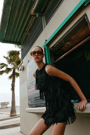 Платье из искусственной замши с бахромой и заклепками- Заказать в России