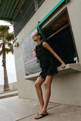 Платье из искусственной замши с бахромой и заклепками- Заказать в России