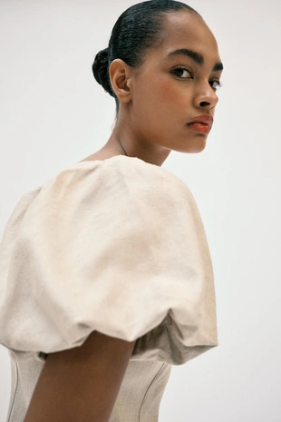 Платье миди изо льна с объемными рукавами- Заказать в России