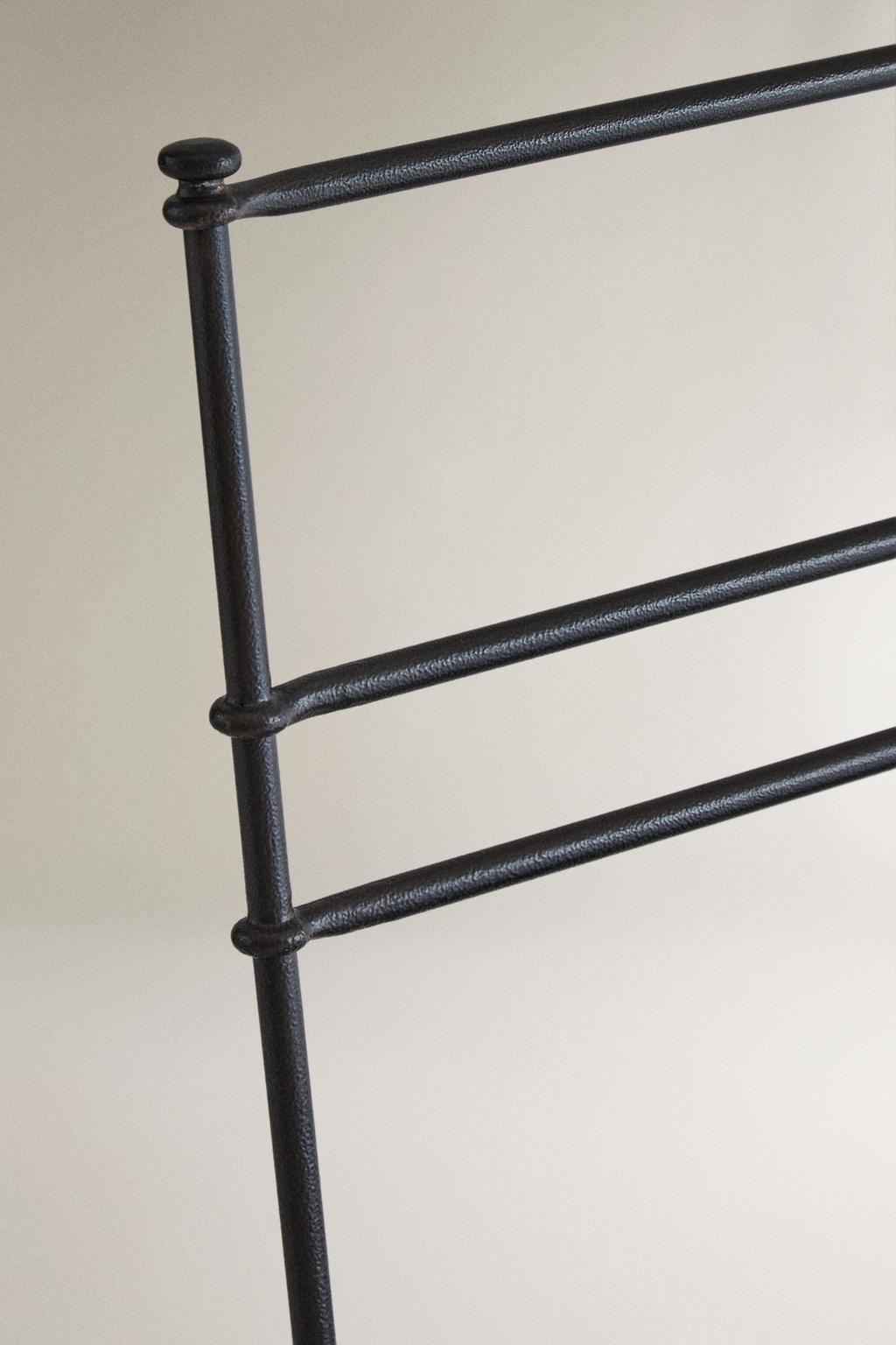 Стул из кованого металла