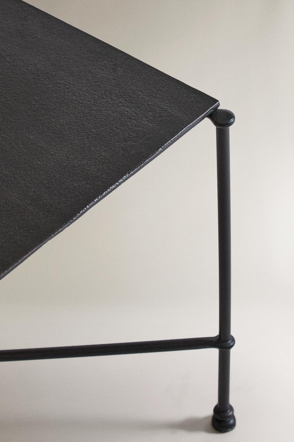 Стул из кованого металла