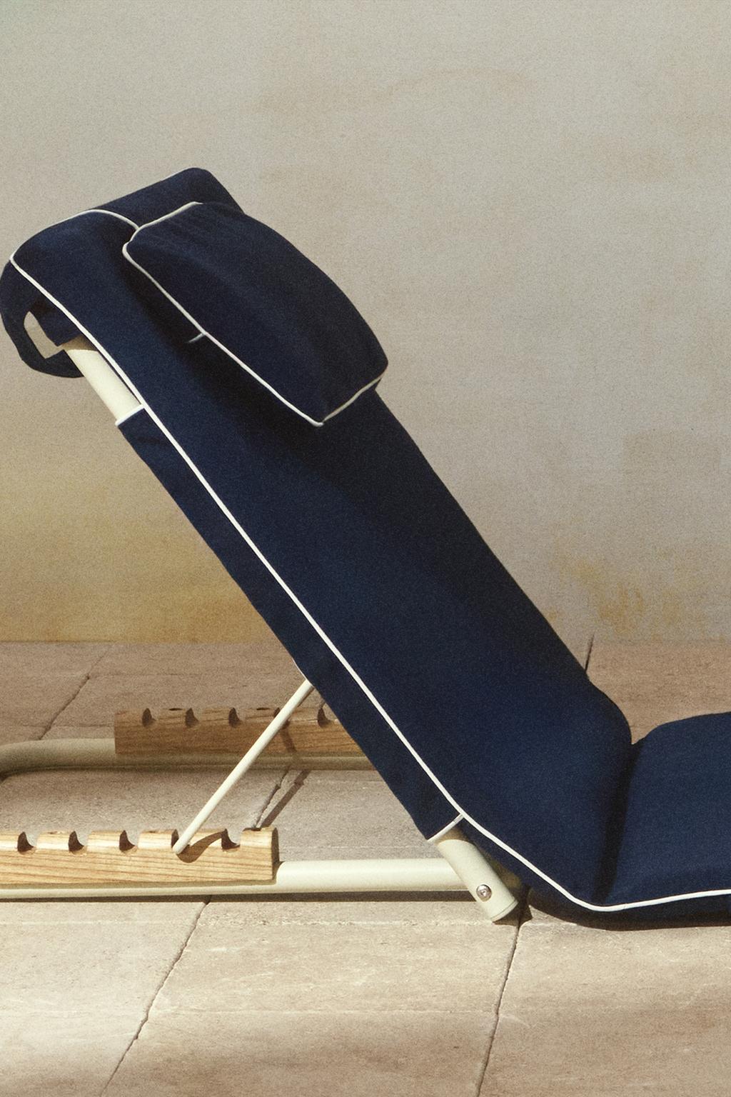 Складное лежак для пляжа на земле