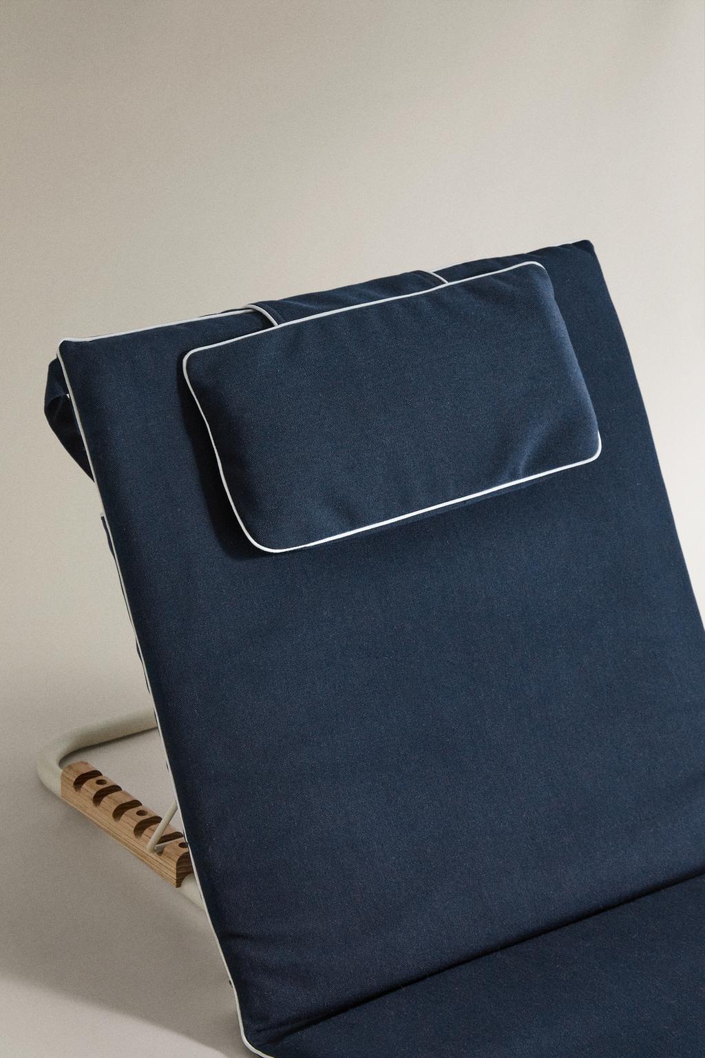 Складное лежак для пляжа на земле