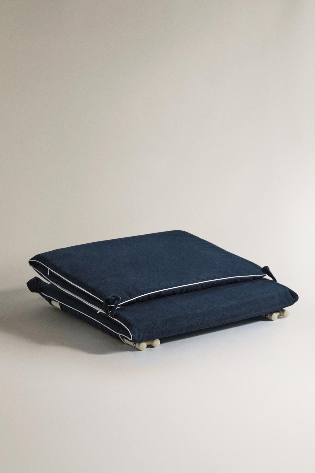 Складное лежак для пляжа на земле