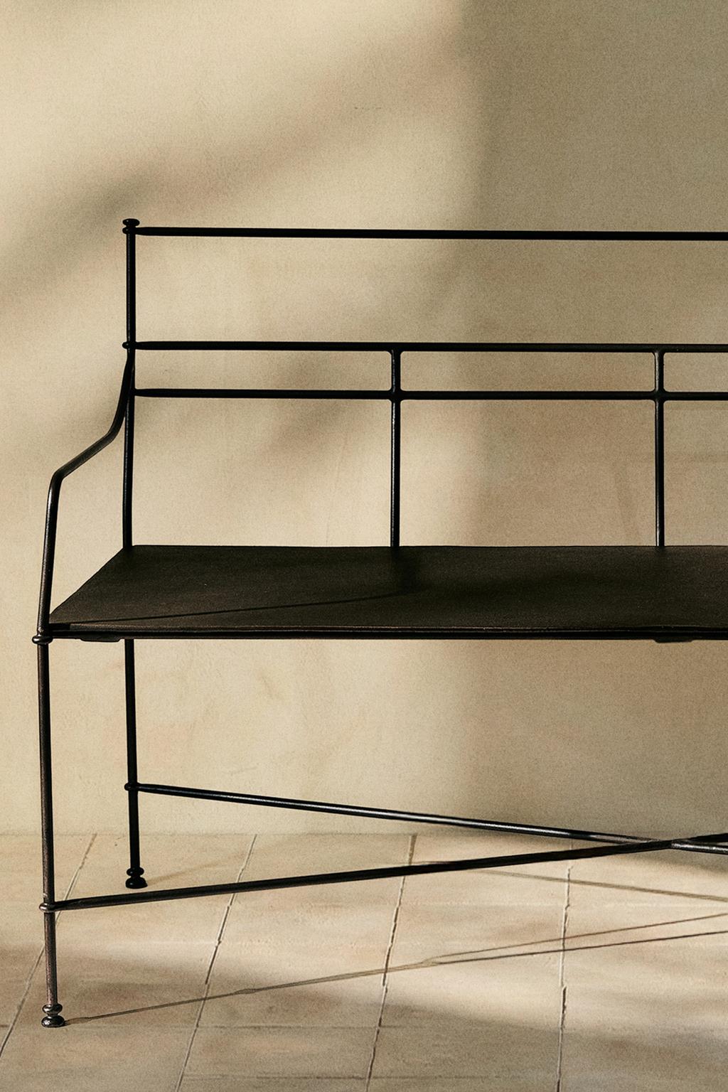 Двойная кованая металлическая скамейка