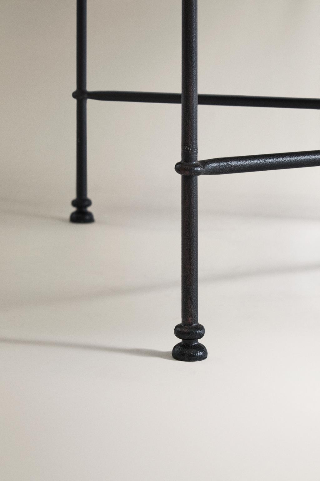 Двойная кованая металлическая скамейка