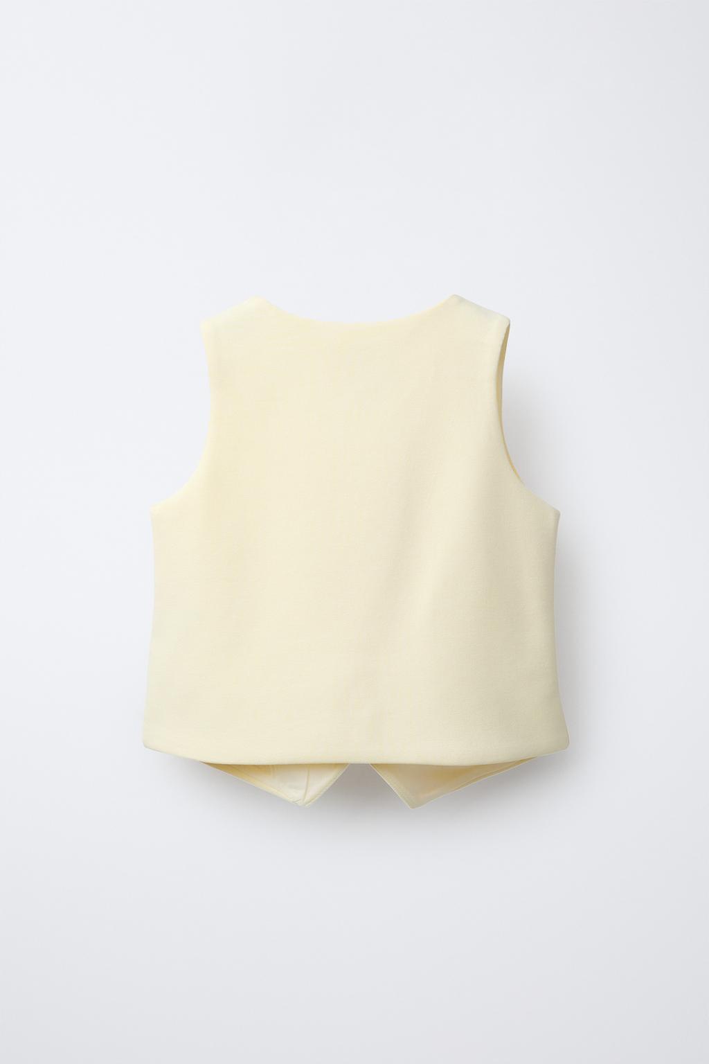 ЖИЛЕТ С ДЕКОРАТИВНОЙ ПУГОВИЦЕЙ