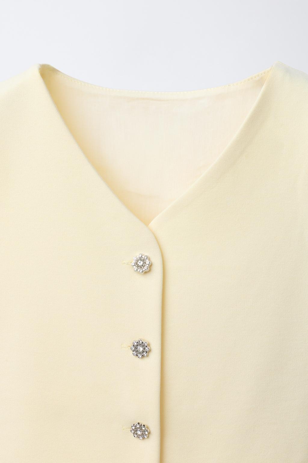 ЖИЛЕТ С ДЕКОРАТИВНОЙ ПУГОВИЦЕЙ