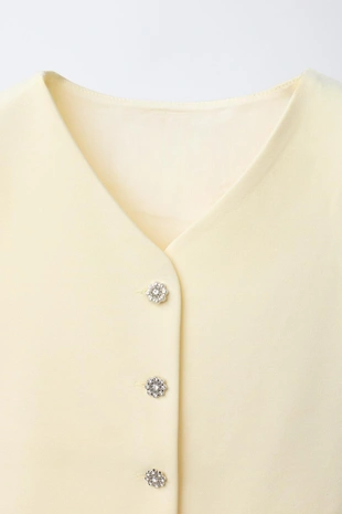 Жилет с декоративной пуговицей