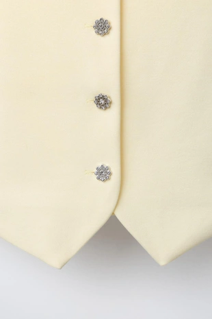 Жилет с декоративной пуговицей