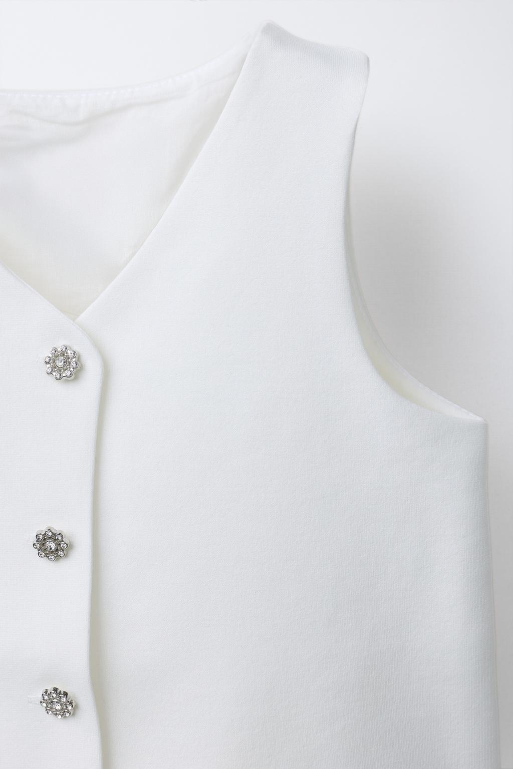 ЖИЛЕТ С ДЕКОРАТИВНЫМИ ПУГОВИЦАМИ