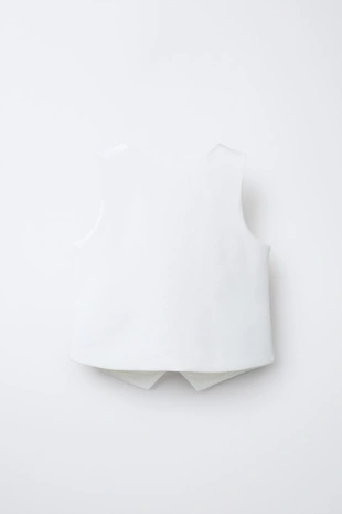 Жилет с декоративными пуговицами