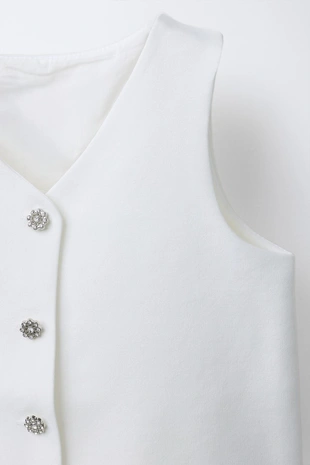 Жилет с декоративными пуговицами