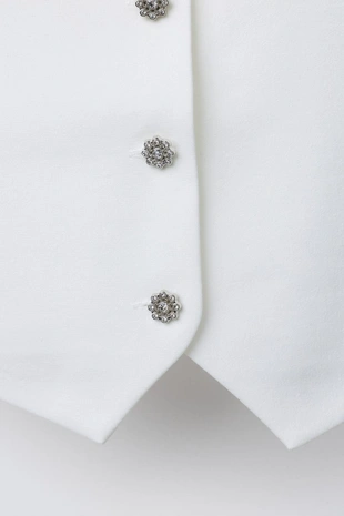 Жилет с декоративными пуговицами