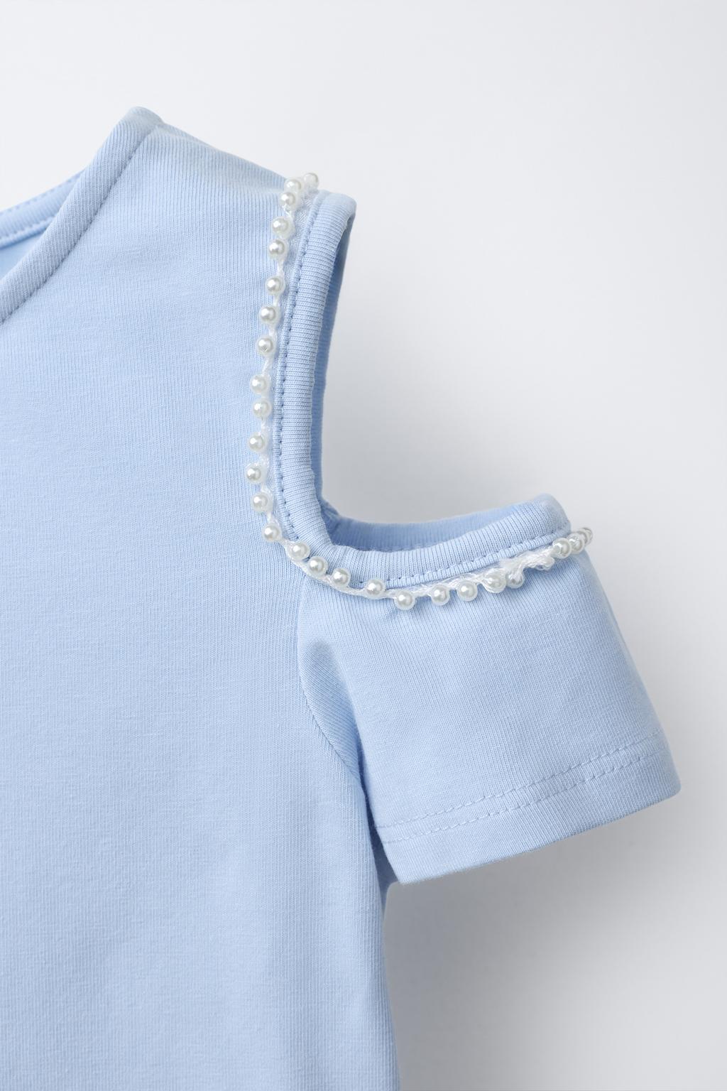 ФУТБОЛКА С ВЫРЕЗАМИ И БУСИНАМИ