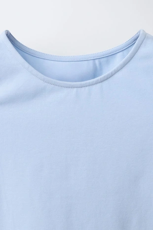 Футболка с вырезами и бусинами