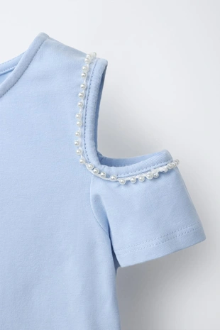 Футболка с вырезами и бусинами