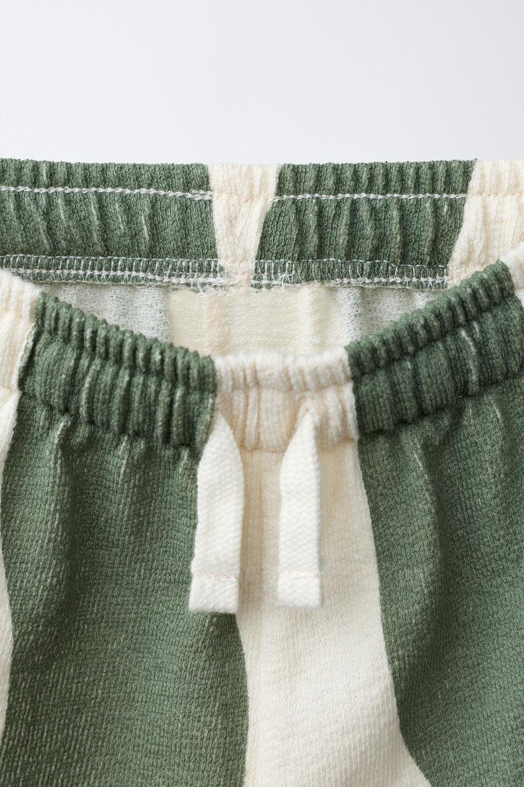 КОМПЛЕКТ ИЗ ФУТБОЛКИ КОЛОРБЛОК И ШОРТОВ С ВОЛНАМИ