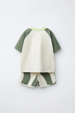 Комплект из футболки колорблок и шортов с волнами