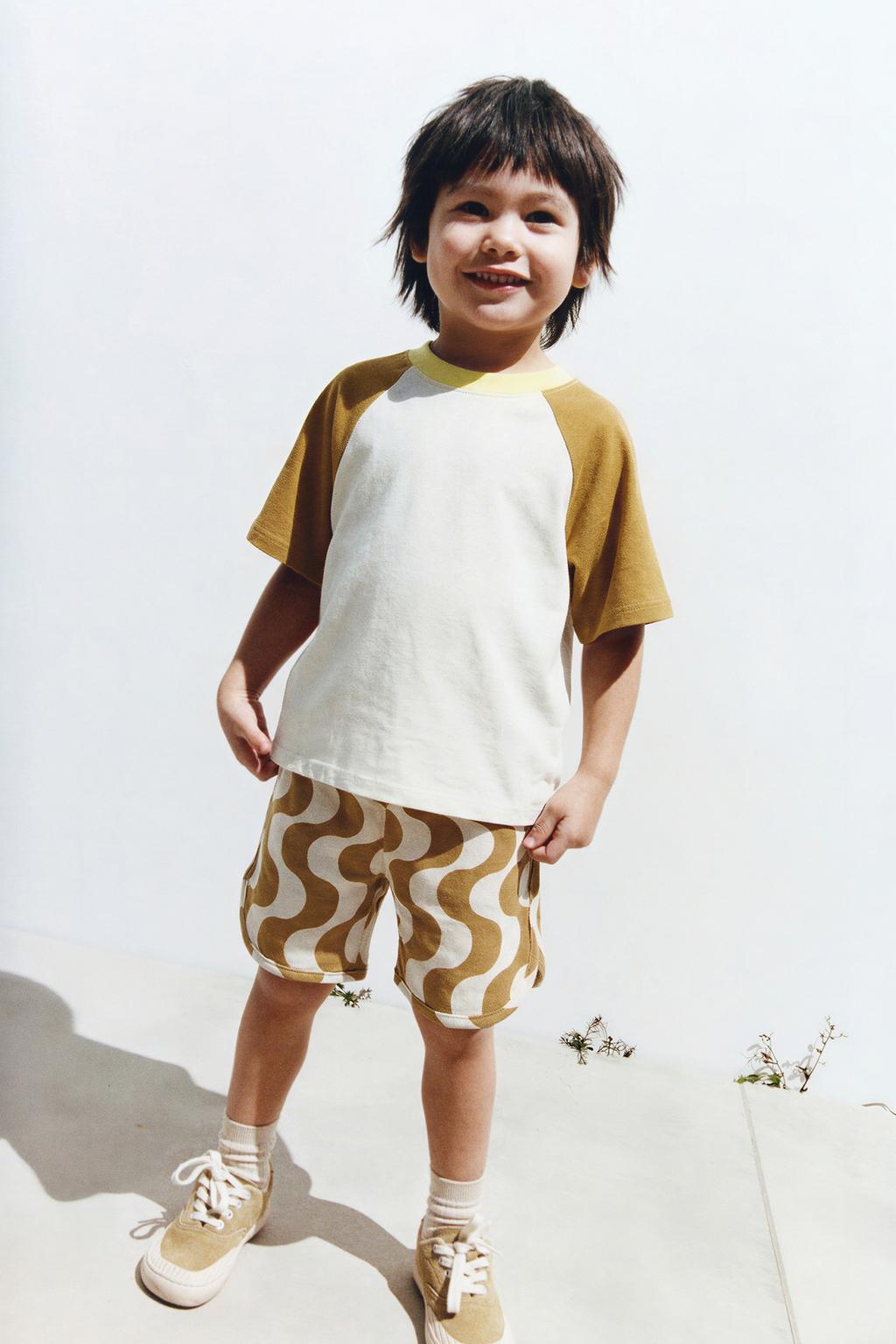 КОМПЛЕКТ ИЗ ФУТБОЛКИ КОЛОРБЛОК И ШОРТОВ С ВОЛНАМИ