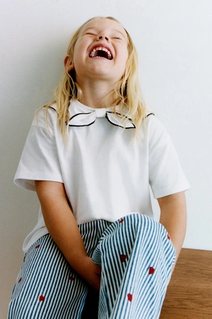 Футболка с бантом и шарфом