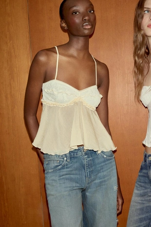 Топ в бельевом стиле с контрастным кружевом- Заказать в России