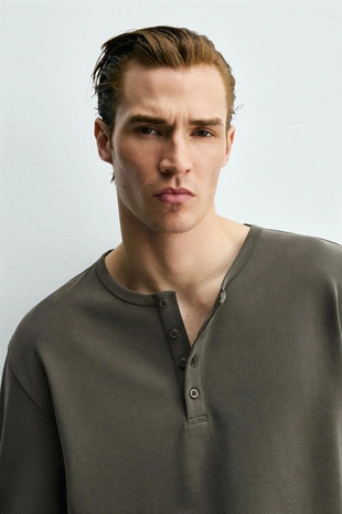 Лонгслив из мягкой ткани с пуговицами- Заказать в России