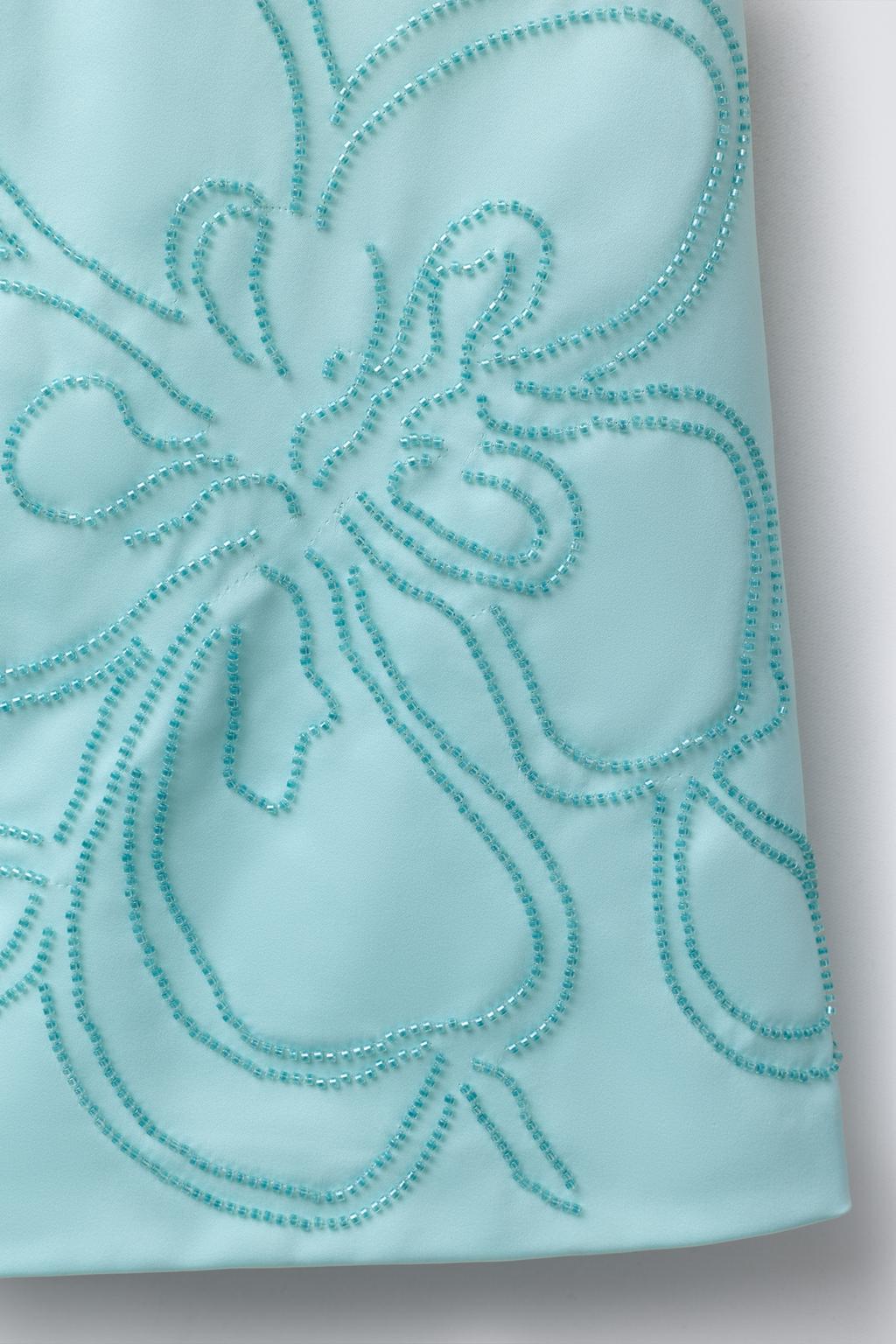 АТЛАСНОЕ ПЛАТЬЕ С БИСЕРОМ И ЦВЕТОЧНЫМ УЗОРОМ