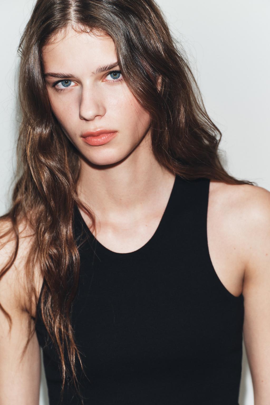 УКОРОЧЕННЫЙ ТОП БЕЗ РУКАВОВ