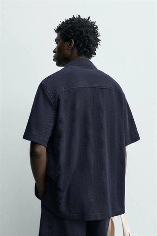 Рубашка классического кроя из рельефной ткани