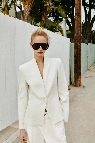 Приталенный блейзер с подплечниками- Заказать в России