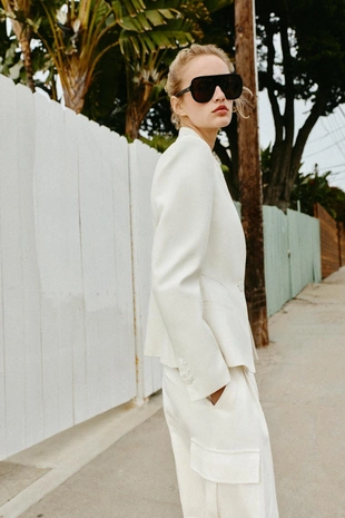 Приталенный блейзер с подплечниками- Заказать в России