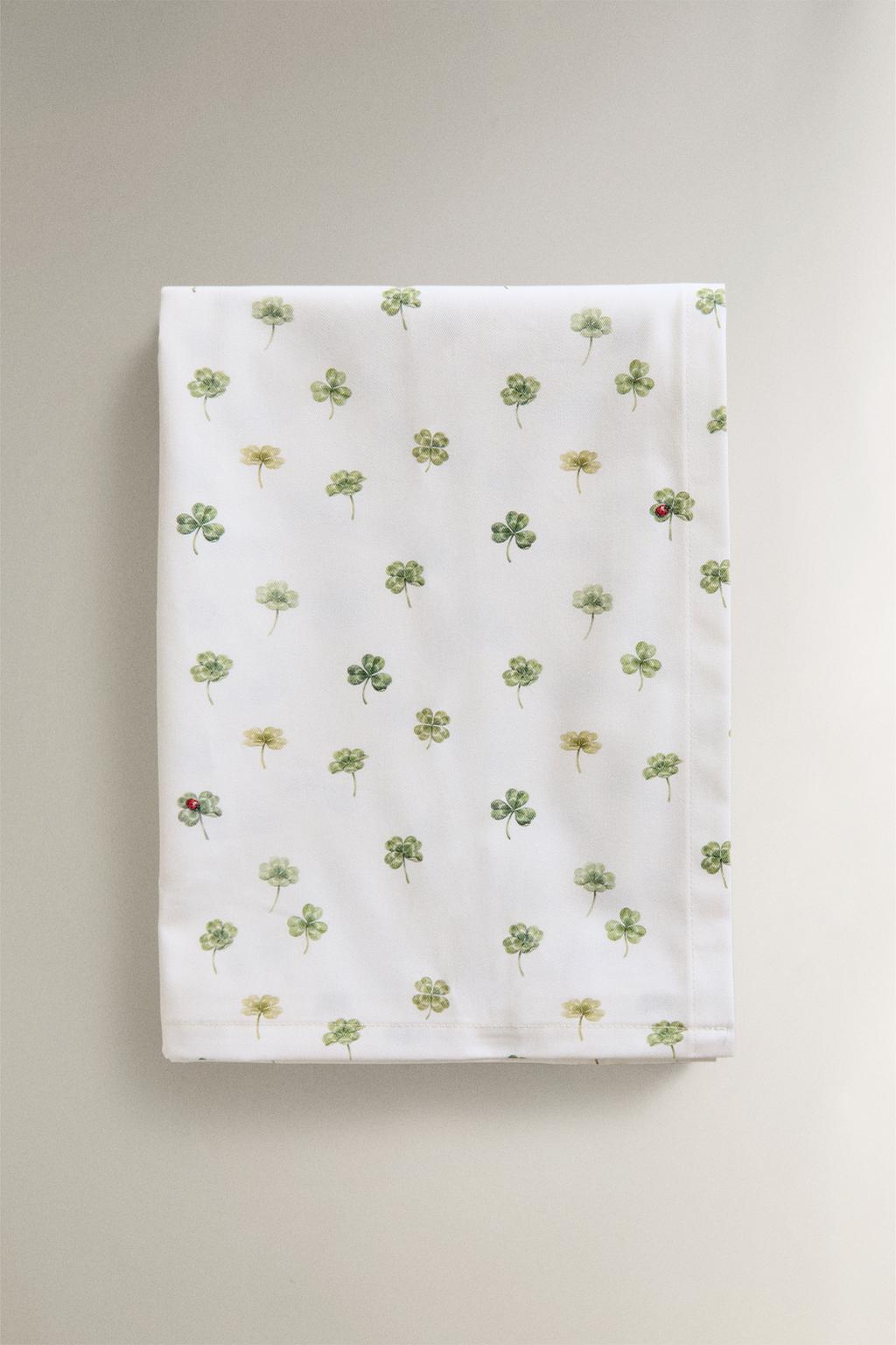 Скатерть с клевером и смолой