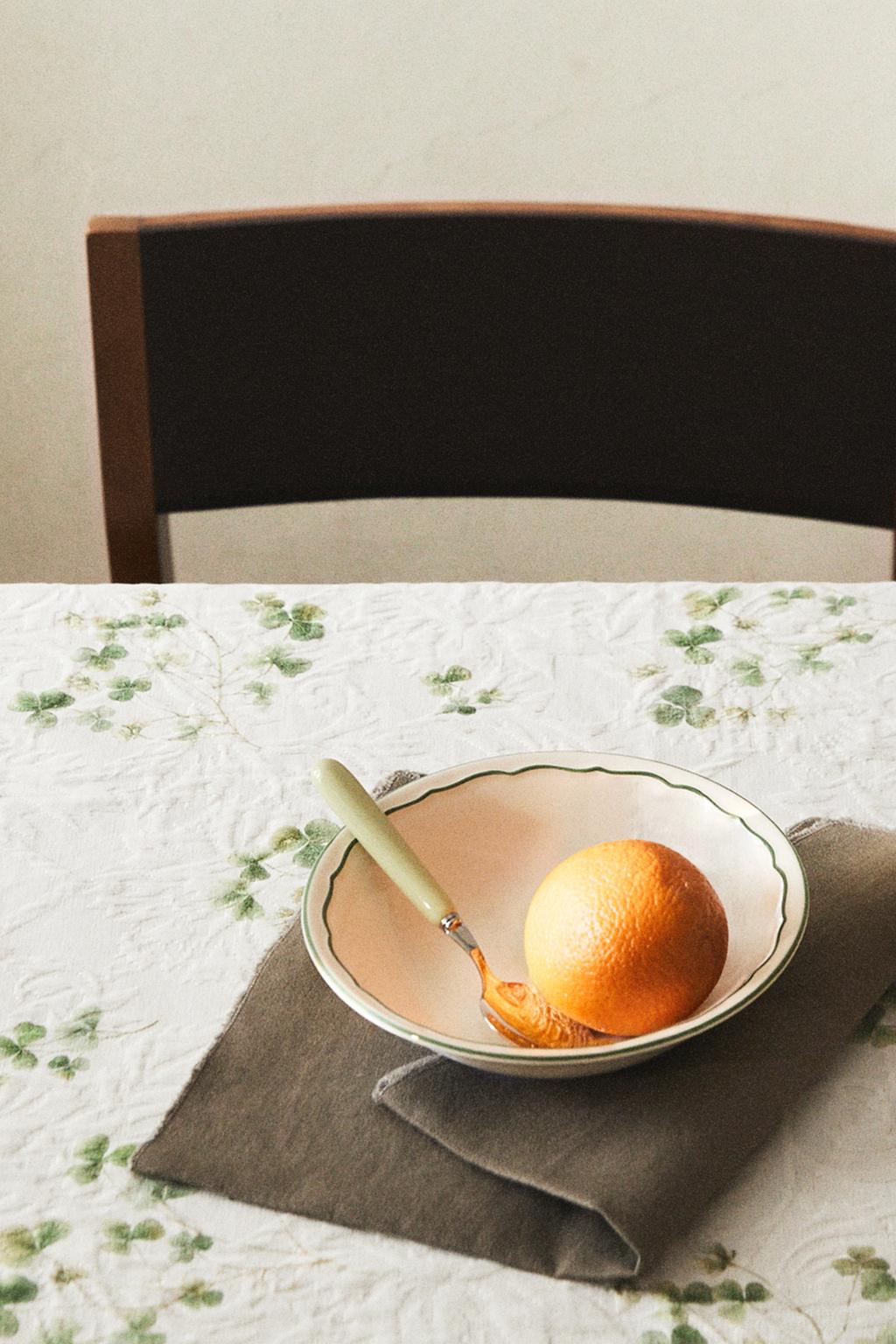 Скатерть с жаккардовым принтом клевера