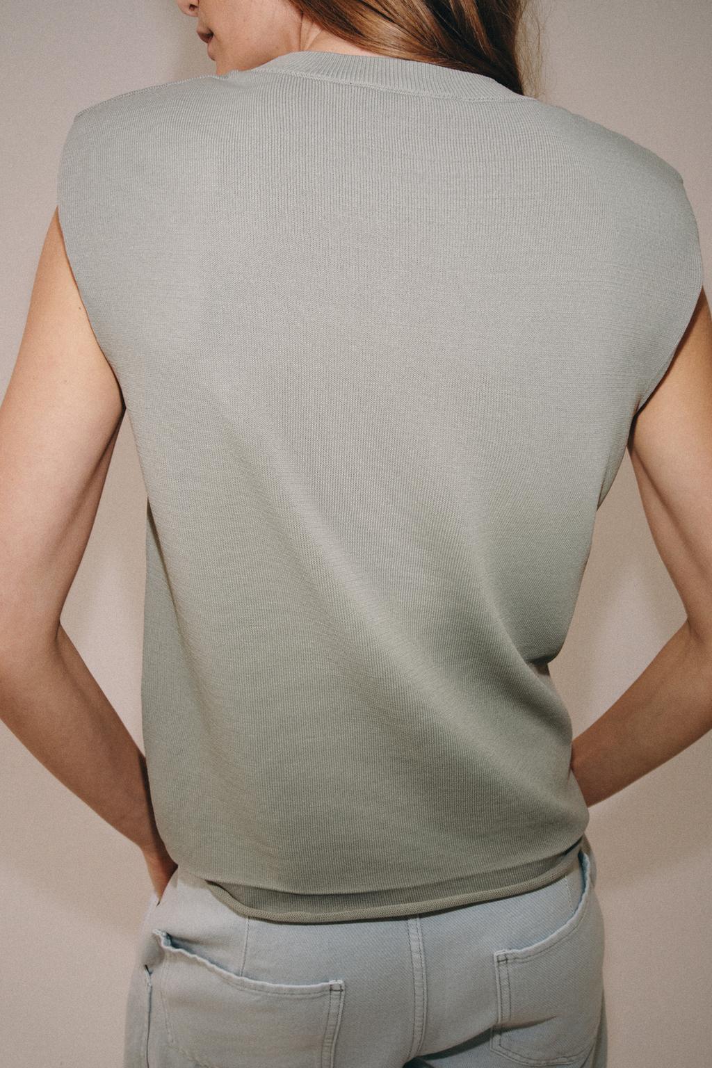 ТРИКОТАЖНЫЙ ТОП С ПОДПЛЕЧНИКАМИ