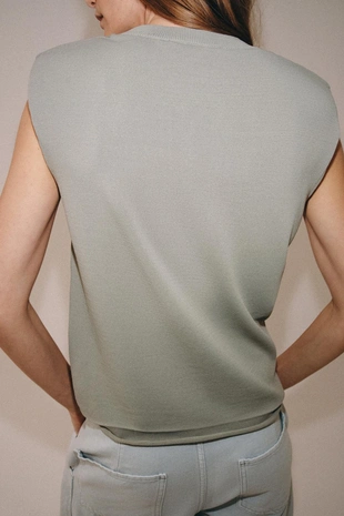 Трикотажный топ с подплечниками- Заказать в России