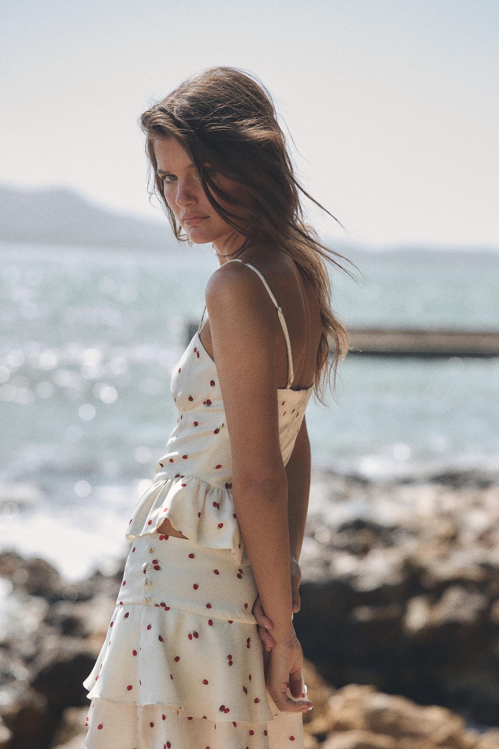 АТЛАСНЫЙ ТОП С ВОЛАНАМИ И ПРИНТОМ КЛУБНИКИ