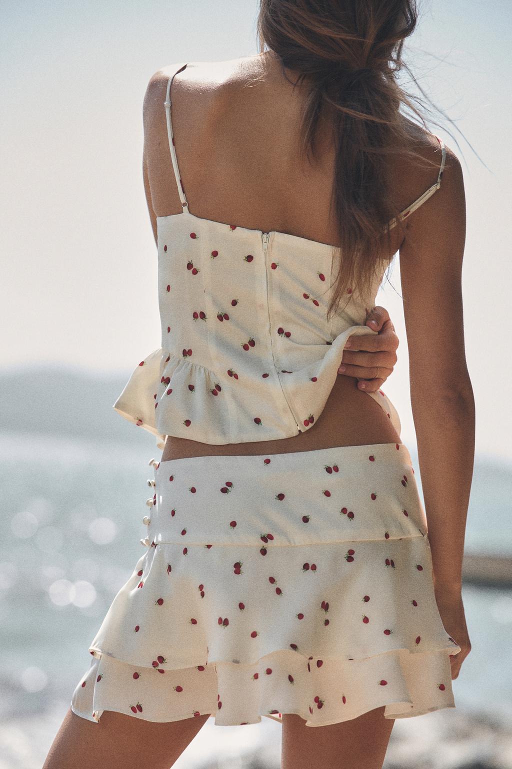 АТЛАСНЫЙ ТОП С ВОЛАНАМИ И ПРИНТОМ КЛУБНИКИ