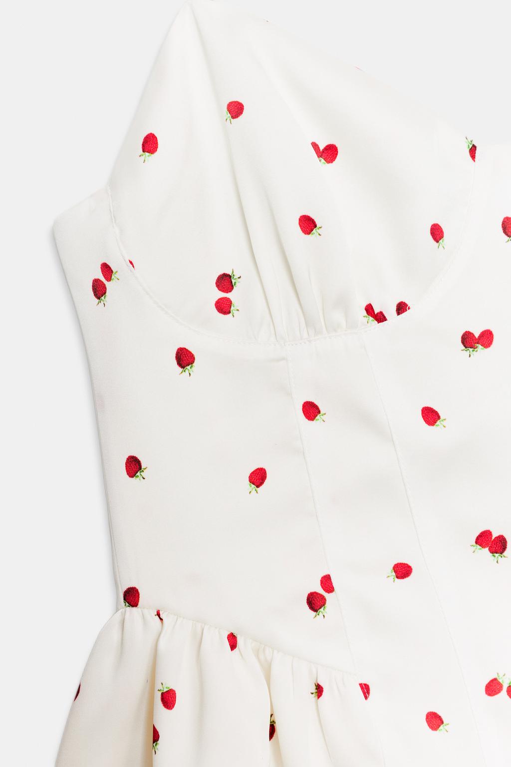 АТЛАСНЫЙ ТОП С ВОЛАНАМИ И ПРИНТОМ КЛУБНИКИ